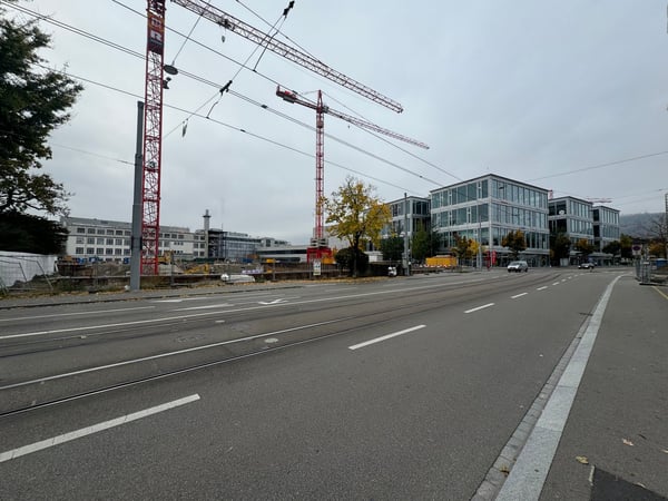 Vielseitiger Gewerberaum mit gut ausgestatteter Küche an der Albisriederstrasse 8
