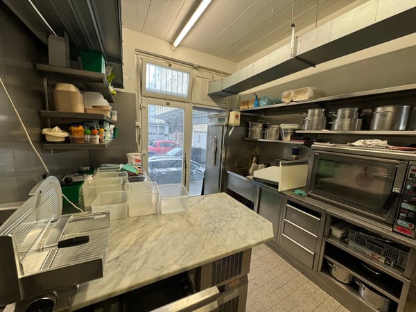 Vielseitiger Gewerberaum mit gut ausgestatteter Küche an der Albisriederstrasse 13