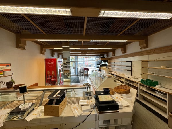 Vielseitiger Gewerberaum mit gut ausgestatteter Küche an der Albisriederstrasse 2