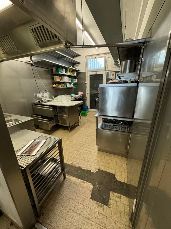 Vielseitiger Gewerberaum mit gut ausgestatteter Küche an der Albisriederstrasse 14