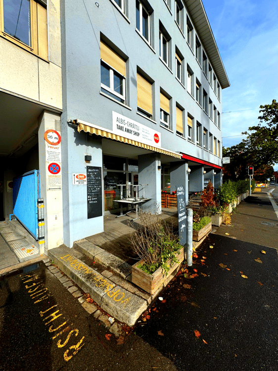 Vielseitiger Gewerberaum mit gut ausgestatteter Küche an der Albisriederstrasse 1