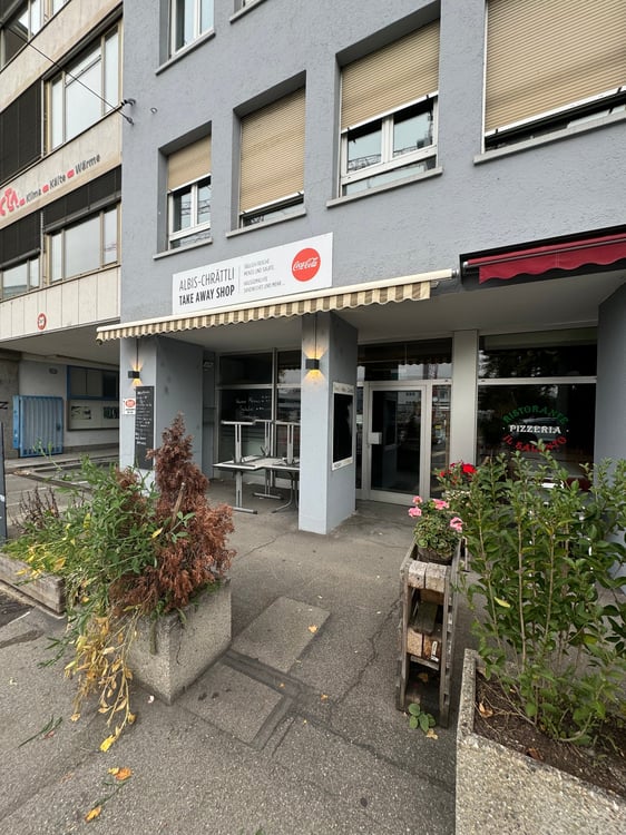 Vielseitiger Gewerberaum mit gut ausgestatteter Küche an der Albisriederstrasse 5