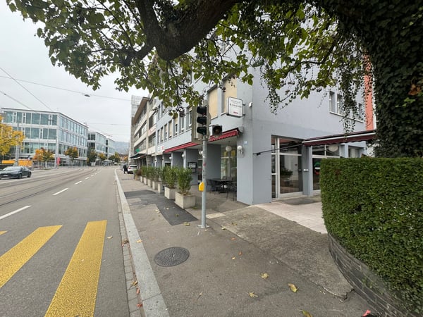 Vielseitiger Gewerberaum mit gut ausgestatteter Küche an der Albisriederstrasse 7