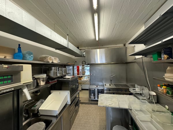 Vielseitiger Gewerberaum mit gut ausgestatteter Küche an der Albisriederstrasse 12