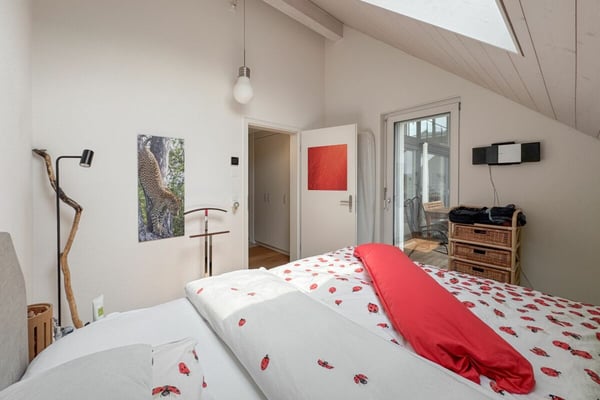 Architektur trifft Licht und Bergblick: Maisonette mit hoher Privatsphäre 8