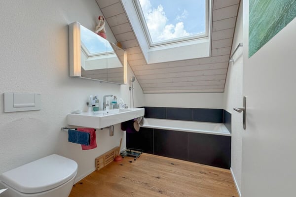 Architektur trifft Licht und Bergblick: Maisonette mit hoher Privatsphäre 11