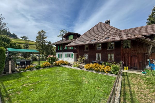 Projekt mit Geschichte und Perspektive: über 3'300 m² Land und zwei Hausteile am Bachufer 1