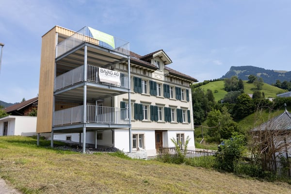 Moderne 3.5-Zimmer-Dachwohnung an ruhiger Lage in Nesslau 2