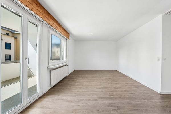 Helle 4.5-Zimmer-Wohnung mit grosszügigem Balkon und Weitsicht in familienfreundlicher Lage 2