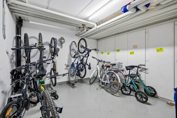 Grosszügige 3.5-Zimmer-Wohnung mit sonnigem Sitzplatz in ruhiger Lage in Zürich-Seebach 17