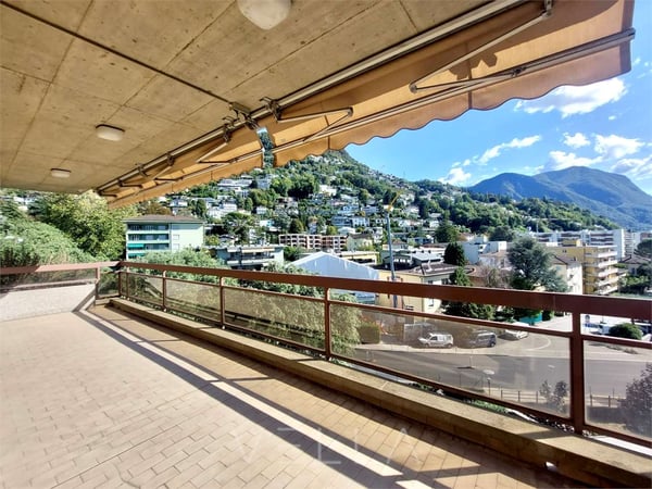 Ampio 4.5 locali al 5 piano con terrazza, vista aperta e grande poten 1