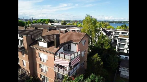 Ganz oben. Ganz besonders. Zwischen Stadt und See