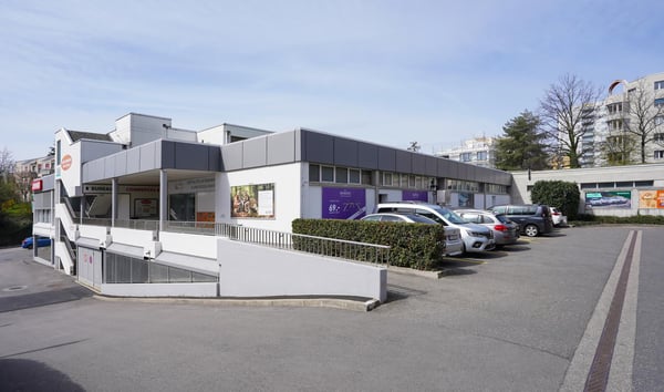 À louer : local commercial situé dans un quartier dynamique et très agréable, à deux pas des Plaines-du-Loup et proche du centre-ville. Ce bien bénéficie d'un emplacement stratégique au sein du centre commercial pont-des-sauges, à proximité immédiate de toutes les commodités (transports, commerces, services). 2