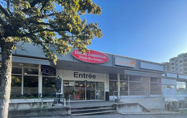 À louer : local commercial situé dans un quartier dynamique et très agréable, à deux pas des Plaines-du-Loup et proche du centre-ville. Ce bien bénéficie d'un emplacement stratégique au sein du centre commercial pont-des-sauges, à proximité immédiate de toutes les commodités (transports, commerces, services). 4