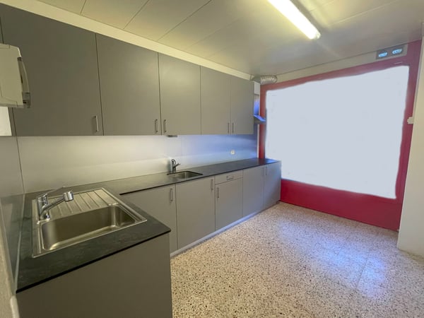 À louer : local commercial situé dans un quartier dynamique et très agréable, à deux pas des Plaines-du-Loup et proche du centre-ville. Ce bien bénéficie d'un emplacement stratégique au sein du centre commercial pont-des-sauges, à proximité immédiate de toutes les commodités (transports, commerces, services). 6