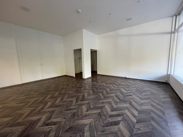 À louer : local commercial situé dans un quartier dynamique et très agréable, à deux pas des Plaines-du-Loup et proche du centre-ville. Ce bien bénéficie d'un emplacement stratégique au sein du centre commercial pont-des-sauges, à proximité immédiate de toutes les commodités (transports, commerces, services). 3