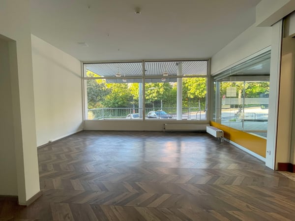 À louer : local commercial situé dans un quartier dynamique et très agréable, à deux pas des Plaines-du-Loup et proche du centre-ville. Ce bien bénéficie d'un emplacement stratégique au sein du centre commercial pont-des-sauges, à proximité immédiate de toutes les commodités (transports, commerces, services). 5