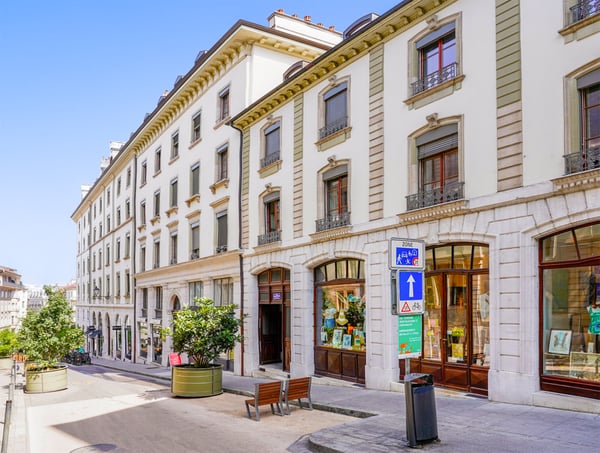 Appartement de 1 pièces d'environ 12m2 idéalement situé dans un immeuble de standing, au coeur du centre-ville de Genève, proche des Rues Basses et de toutes commodités. 2