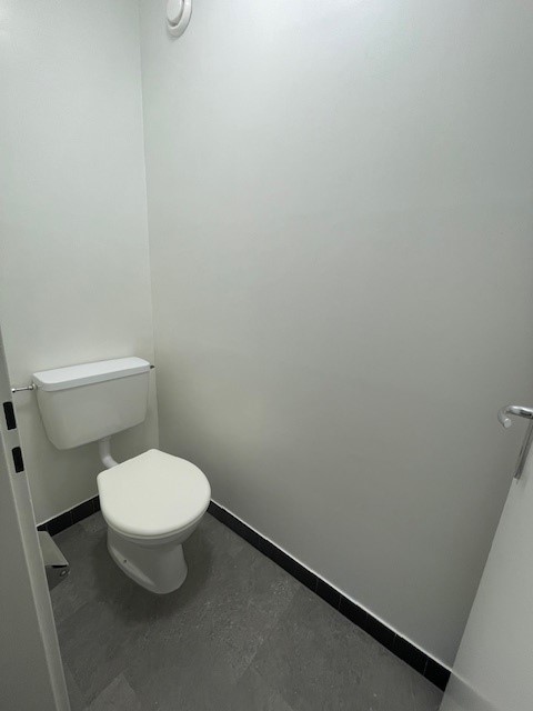 Cet appartement de 1.5 pièces, situé au 6? étage, vient d'être rafraîchi et est prêt pour une nouvelle location. Il se trouve dans un quartier calme et résidentiel, à proximité immédiate des commerces, écoles et transports publics. 7