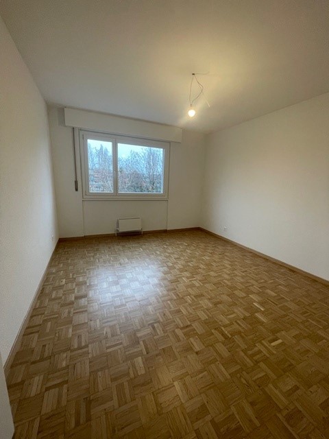 Cet appartement de 1.5 pièces, situé au 6? étage, vient d'être rafraîchi et est prêt pour une nouvelle location. Il se trouve dans un quartier calme et résidentiel, à proximité immédiate des commerces, écoles et transports publics. 2