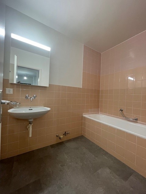 Cet appartement de 1.5 pièces, situé au 6? étage, vient d'être rafraîchi et est prêt pour une nouvelle location. Il se trouve dans un quartier calme et résidentiel, à proximité immédiate des commerces, écoles et transports publics. 8