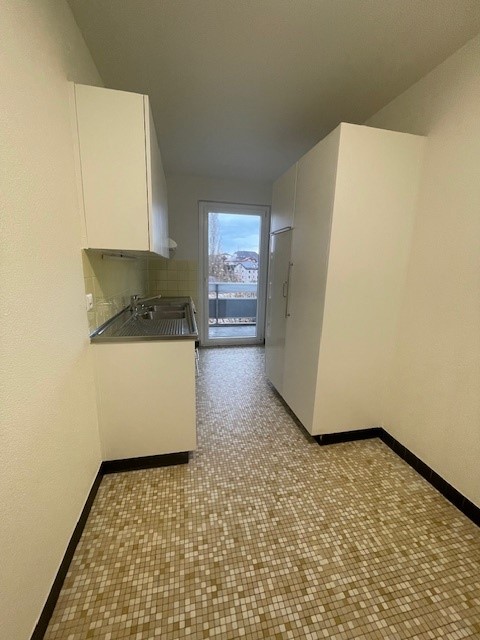 Cet appartement de 1.5 pièces, situé au 6? étage, vient d'être rafraîchi et est prêt pour une nouvelle location. Il se trouve dans un quartier calme et résidentiel, à proximité immédiate des commerces, écoles et transports publics. 5