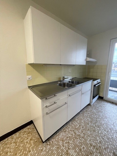 Cet appartement de 1.5 pièces, situé au 6? étage, vient d'être rafraîchi et est prêt pour une nouvelle location. Il se trouve dans un quartier calme et résidentiel, à proximité immédiate des commerces, écoles et transports publics. 6