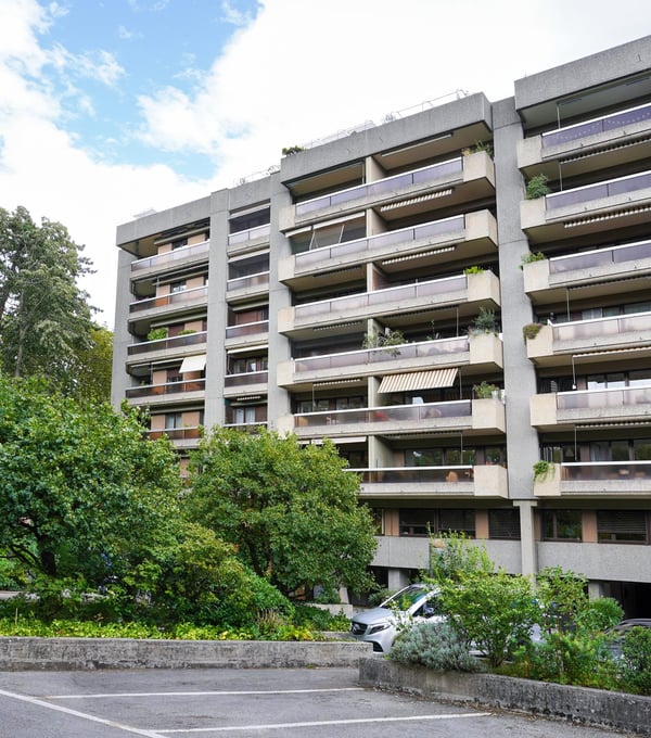Dans immeuble de standing, grand appartement traversant de 1 pièces au 1ème étage avec balcons. 17
