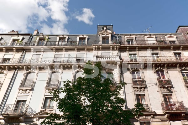 Bel appartement atypique de 4 pièces au dernier étage 1
