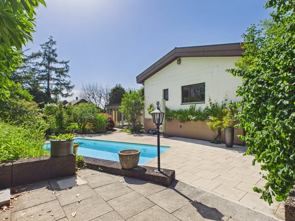 Exklusives 7.5-Zimmer-Einfamilienhaus mit Pool, Wintergarten und viel Privatsphäre in Arch BE 19