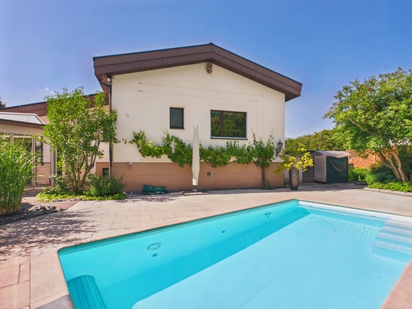 Exklusives 7.5-Zimmer-Einfamilienhaus mit Pool, Wintergarten und viel Privatsphäre in Arch BE 22