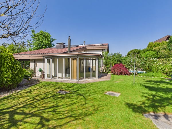 Exklusives 7.5-Zimmer-Einfamilienhaus mit Pool, Wintergarten und viel Privatsphäre in Arch BE 3