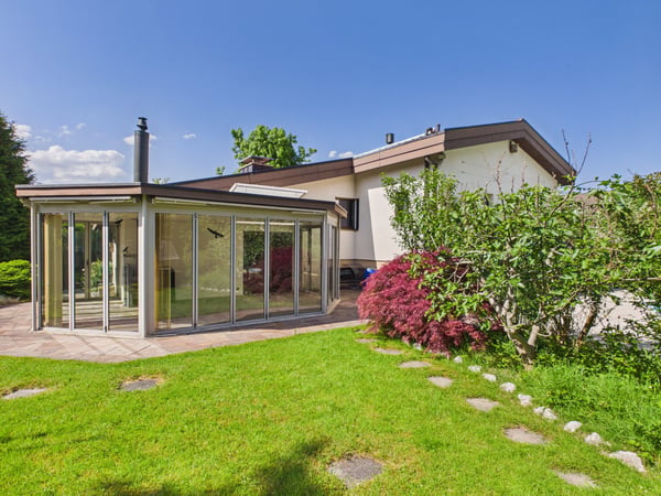 Exklusives 7.5-Zimmer-Einfamilienhaus mit Pool, Wintergarten und viel Privatsphäre in Arch BE 2
