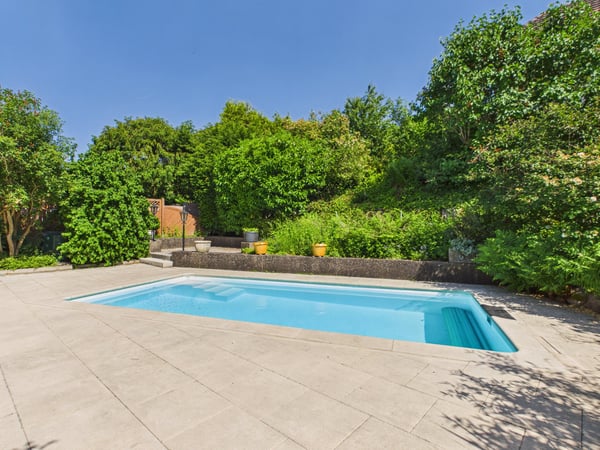 Exklusives 7.5-Zimmer-Einfamilienhaus mit Pool, Wintergarten und viel Privatsphäre in Arch BE 20