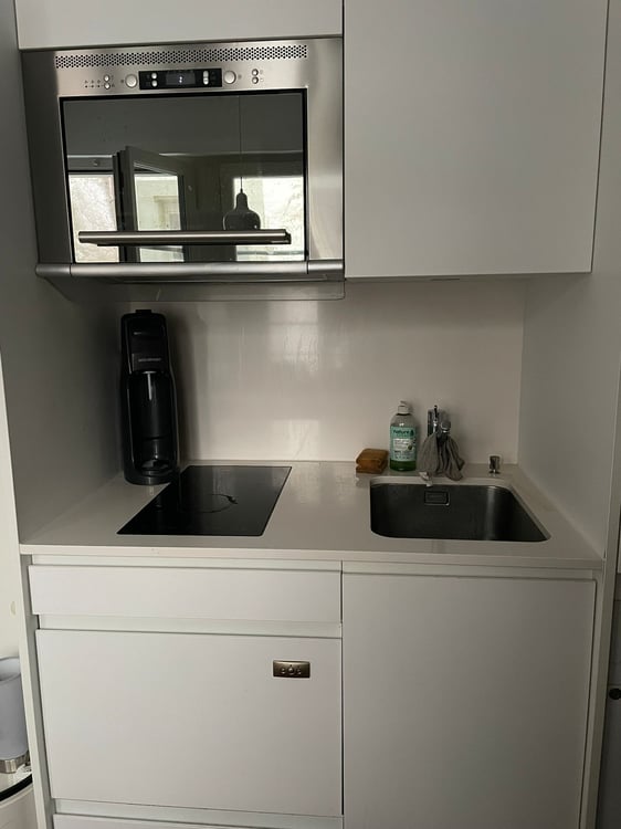 Zentrale, möblierte 1.0-Zimmer-Wohnung mit hellem Wohnraum 2