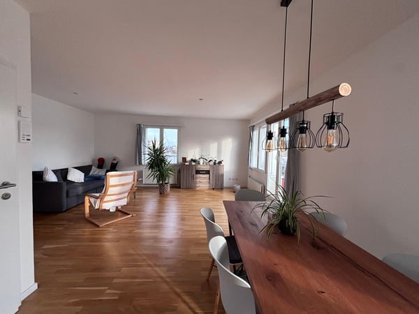 Helle 2.5-Zimmer-Attikawohnung zu vermieten 2