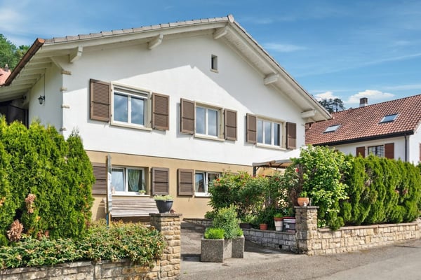 Superbe Maison Familiale au Coeur d'un Village Verdoyant 2