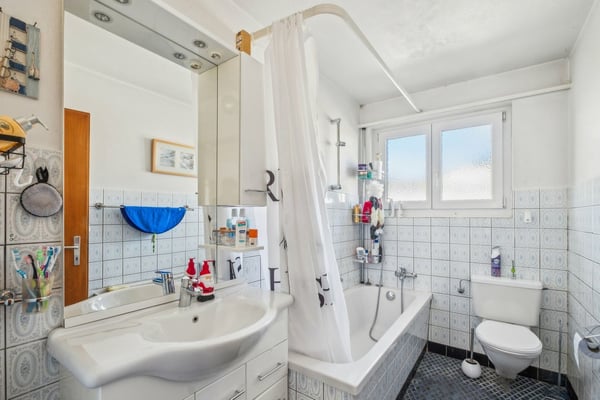 Immeuble avec 2 appartements, 1 salon de coiffure, un terrain à bâtir 11
