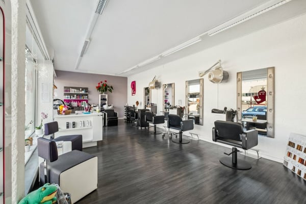 Immeuble avec 2 appartements, 1 salon de coiffure, un terrain à bâtir 2