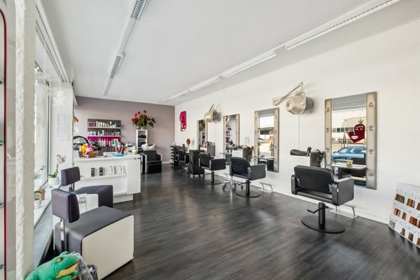 Immeuble avec 2 appartements, 1 salon de coiffure, un terrain à bâtir 2