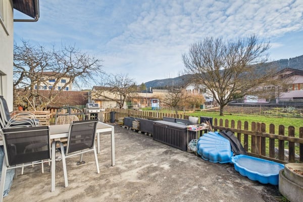 Immeuble avec 2 appartements, 1 salon de coiffure, un terrain à bâtir 12