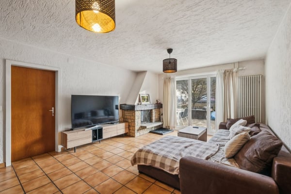 Immeuble avec 2 appartements, 1 salon de coiffure, un terrain à bâtir 4
