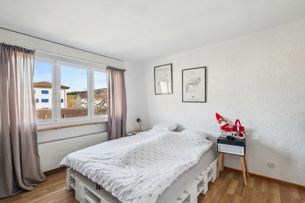 Immeuble avec 2 appartements, 1 salon de coiffure, un terrain à bâtir 10
