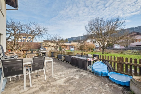 Immeuble avec 2 appartements, 1 salon de coiffure, un terrain à bâtir 12