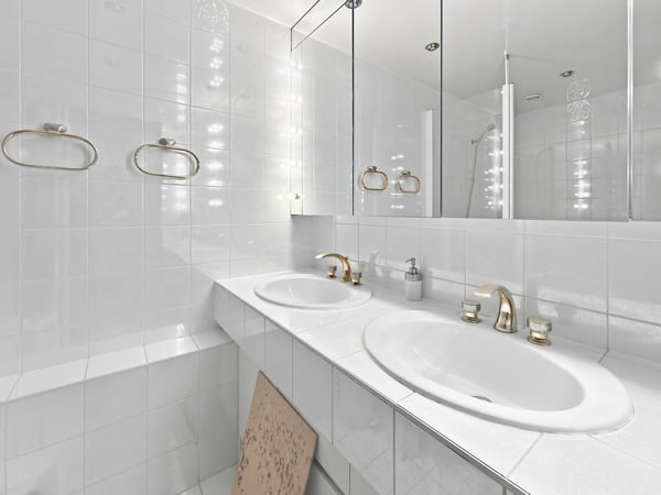 Lumineux appartement meublé de 3 pièces avec balcon – Route de Florissant, Genève 10