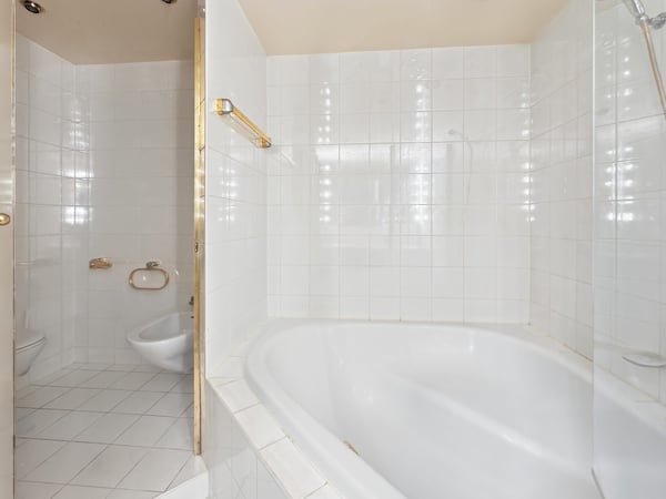 Lumineux appartement meublé de 3 pièces avec balcon – Route de Florissant, Genève 9