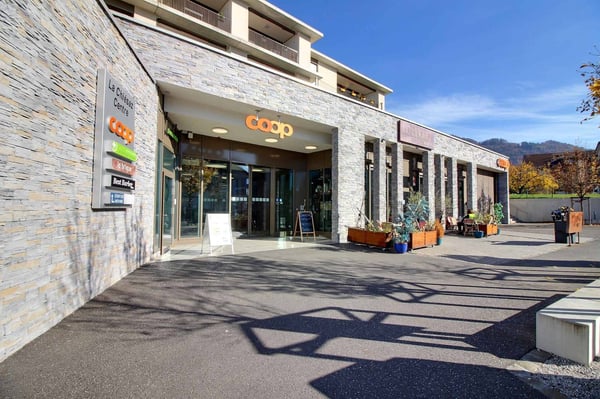 Arcade commerciale de 143 m² au cur du centre commercial La Chiésaz 1