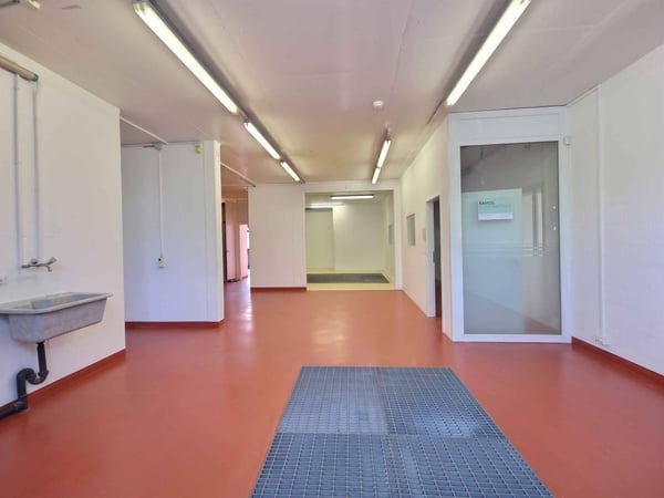 Surface commerciale / artisanale d'env. 243 m2 1