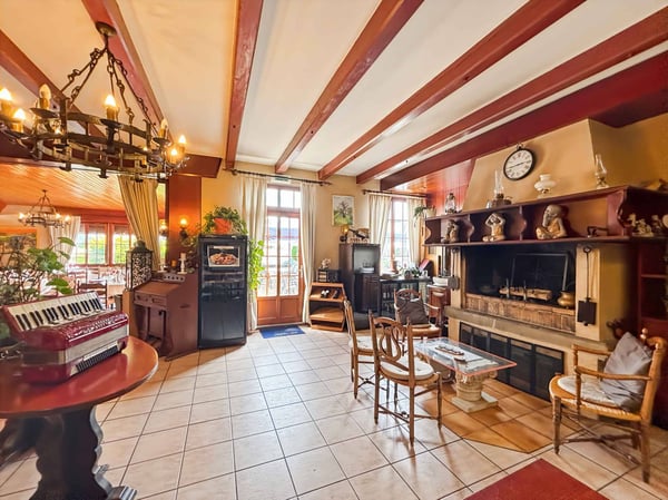 Auberge avec centre de loisirs et projet d'extension 11'500m2 de terrain -Écoteaux 10