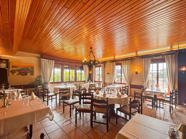 Auberge avec centre de loisirs et projet d'extension 11'500m2 de terrain -Écoteaux 9